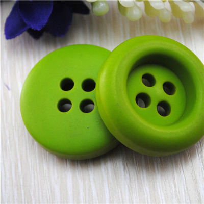 全网秒杀价供应两眼树脂纽扣 三角形纽扣与颜色定制引领时尚辅料新风尚